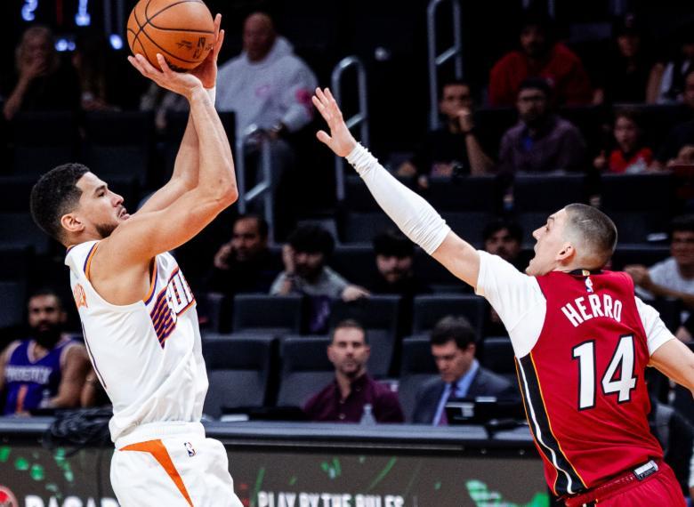 奇异果体育入口-热火双星56分拯救希罗，布克24+9+9难救主，太阳无缘20分大逆转